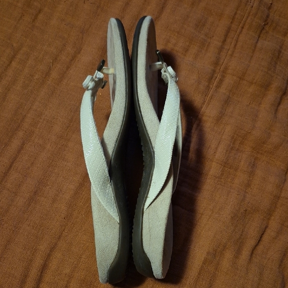 Vionic Women's Tan Sandals with Bow Accent - Picture 5 of 5